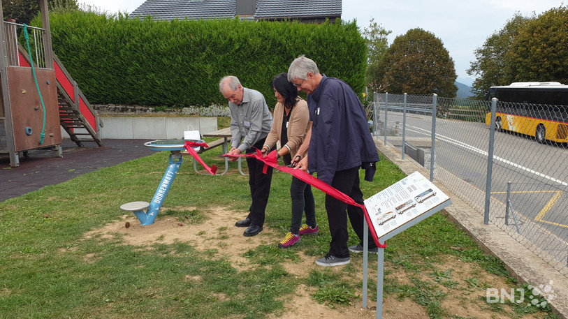 La Directrice de l’instruction publique et de la culture du canton de Berne Christine Häsler a également prononcé un discours officiel lors de l’inauguration de ce nouveau sentier. Elle a découpé le ruban, accompagnée du président de Tourisme Bienne Seeland Werner Könitzer (à g.) et le président de Jura bernois Tourisme Serge Rohrer (à d.).