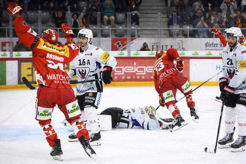 Damien Brunner et Luca Hischier exultent après le but victorieux de Fabio Hofer en prolongation. (Photo : KEYSTONE/Laurent Gillieron)