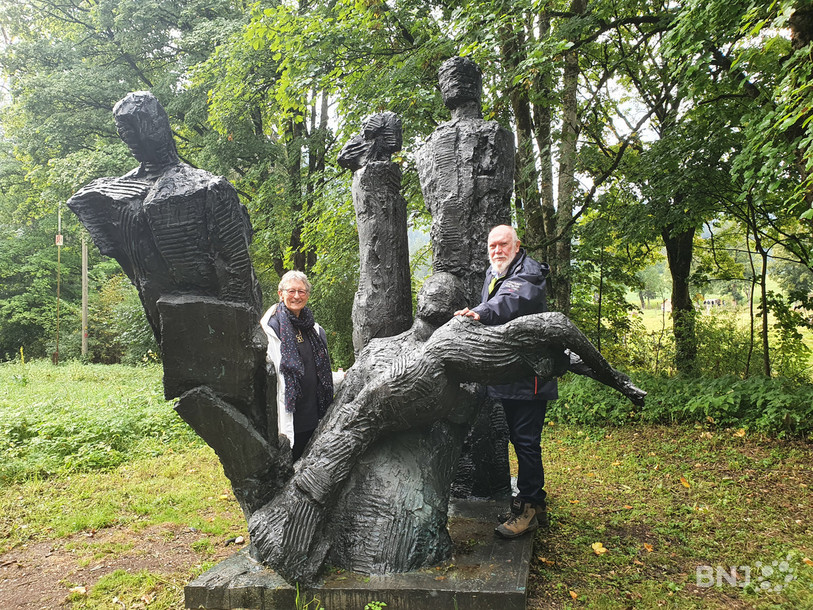 Marie et Pierre-André Delachaux, en photo avec une œuvre de Môtiers Art en plein air 2021.