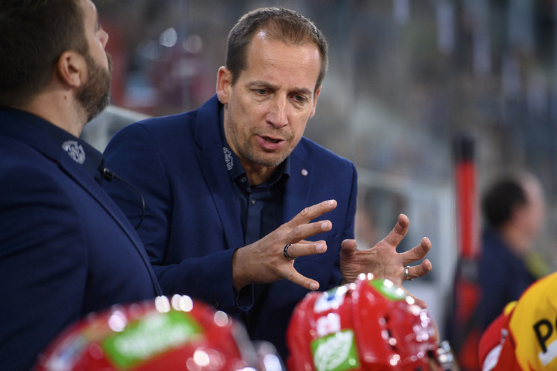 Le Finlandais Antti Törmänen conserve le costume d'entraîneur du HC Bienne jusqu'au terme de la saison 2023/2024 (photo : KEYSTONE/Laurent Gillieron).