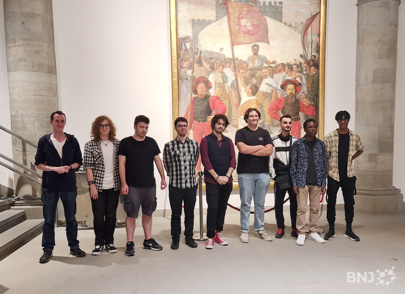 Les huit apprentis du ceff qui ont réalisé le projet ont eu l'occasion de venir à Berne mardi lors de la mise en ligne pour le public du site internet.