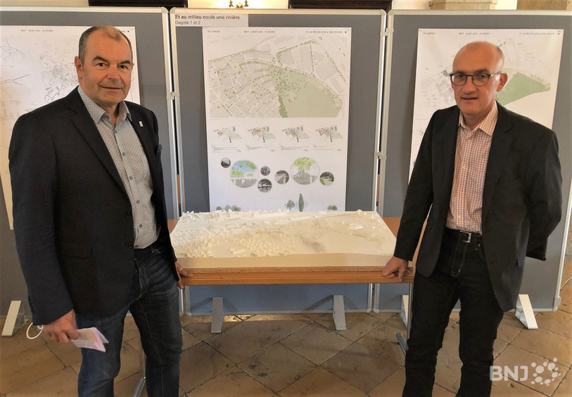 Légende photo : Le conseiller communal en charge de l’urbanisme, Ernest Borruat (à gauche), et le chef du Service delémontain de l’urbanisme, Hubert Jaquier, posent devant la maquette du projet retenu pour l’aménagement du secteur « Gare Sud ».