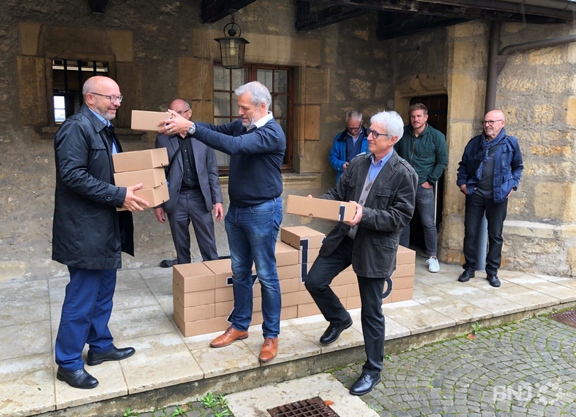 Les membres de la Fédération neuchâteloise du sport ont remis les 7113 signatures au vice-chancelier Pascal Fontana.