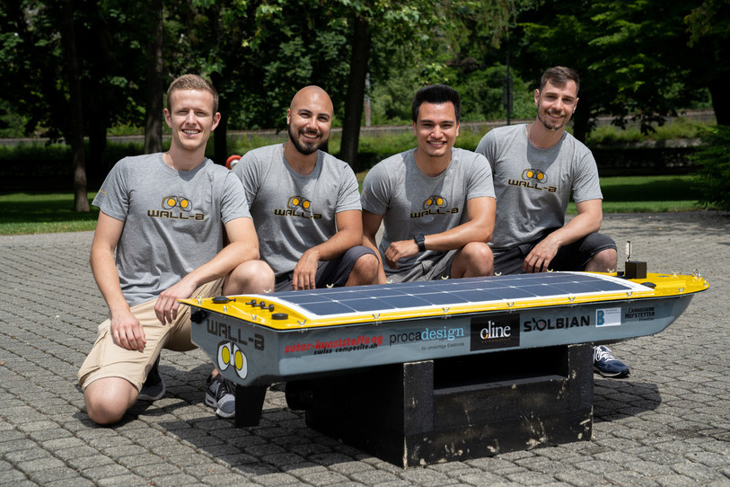 Les quatre étudiants, Sandro Wüthrich, Heinz Hertli, Steven Kehrli et Sandro Renato Capun, avec « Wall-B », leur bateau d’exploration autonome. (Photo: BFH - Haute école spécialisée bernoise)