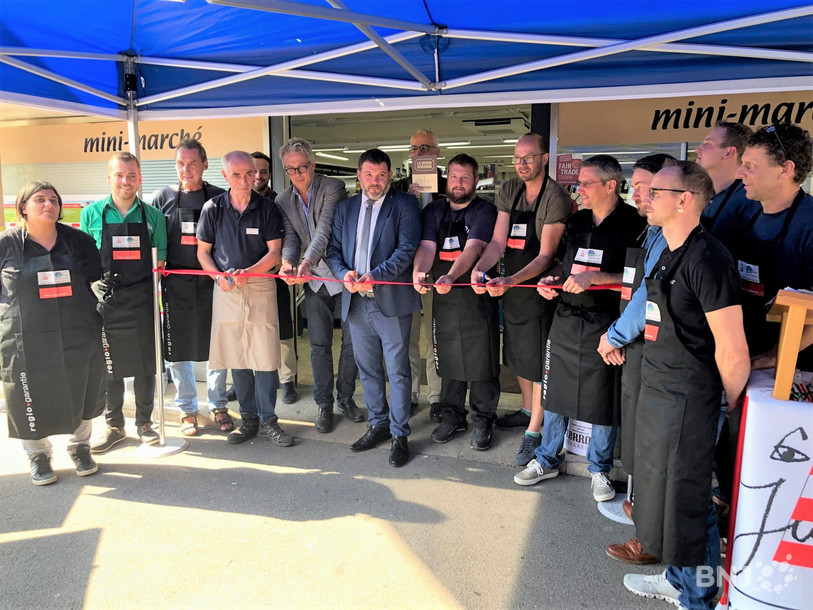 Les producteurs entourent le maire de Delémont Damien Chapuis (au centre), le président de Créalait Christophe Eggenschwiler (à sa droite) et le directeur de la Fondation rurale interjurassienne Olivier Girardin (à sa gauche) lors de l'inauguration de l’« Espace terroir ».