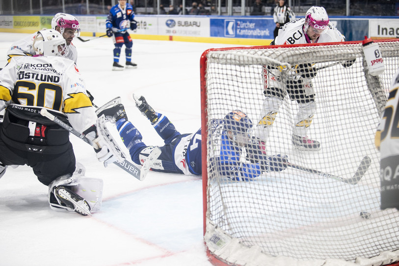 Chris Baltisberger inscrit le 3-0 au milieu de la défensive du HC Ajoie (photo : KEYSTONE/Ennio Leanza).