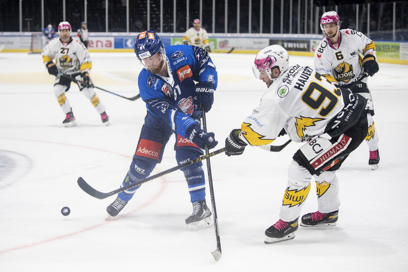 Le capitaine du HC Ajoie Jordane Hauert au duel avec le Zurichois Marc Aeschlimann vendredi soir à Zurich (photo : KEYSTONE/Ennio Leanza).