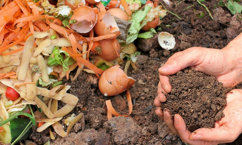 mélanger, aérer, humifier, on prend soin de son compost