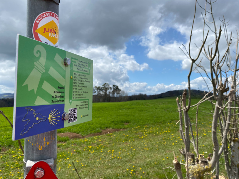 Des panneaux ont été installés le long du tracé pour informer les pèlerins. (Photo : Amicale jurassienne du chemin de Compostelle).