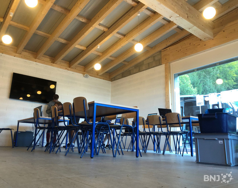 La cantine - qui était bien occupée samedi - permettra de suivre les matches à travers la baie vitrée.