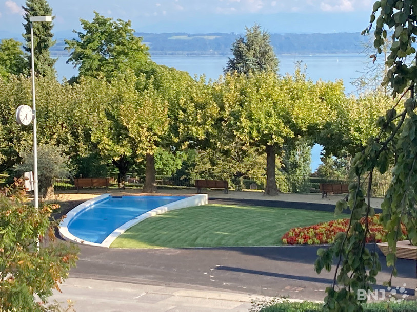 L'esplanade aménagée au sud avec son bassin. 