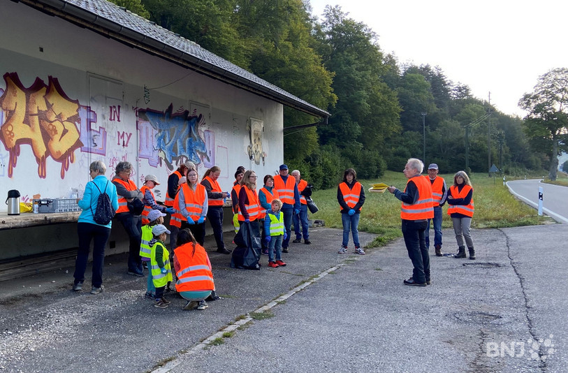Les participants sont en train de recevoir les dernières consignes avant de commencer l’action de nettoyage.