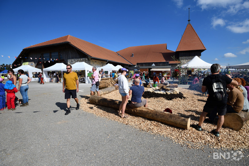 Le Marché Bio a eu droit à un soleil généreux ce samedi. (Photo : Georges Henz).