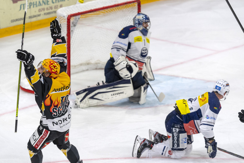 Le Top Scorer du HC Ajoie Thibault Frossard jubile après avoir inscrit le 1-0 pour ses couleurs face au gardien jurassien d’Ambrì-Piotta Benjamin Conz (photo : KEYSTONE/Georgios Kefalas)