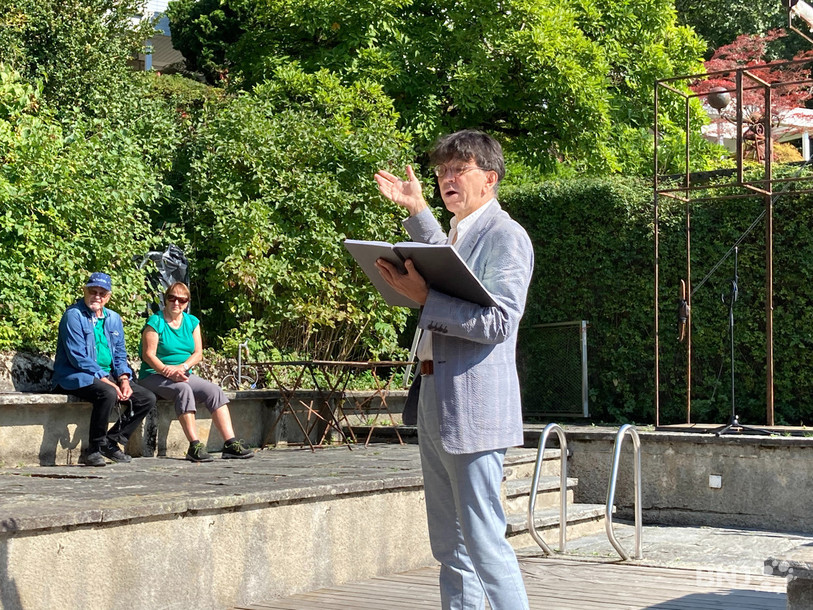 Le directeur du Théâtre du Passage, Robert Bouvier, a lu des extraits du livre de Friedrich Dürrenmatt « Vallon de l'Ermitage » samedi lors d'une déambulation.