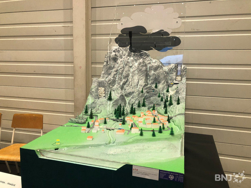 Le public peut notamment découvrir une maquette permettant de simuler des chutes de pierre. 