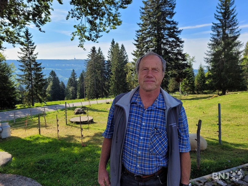 Pierre Hinni nous a accueillis sur le versant du Mont-Crosin avec une vue, en face, sur l'antenne de Chasseral.