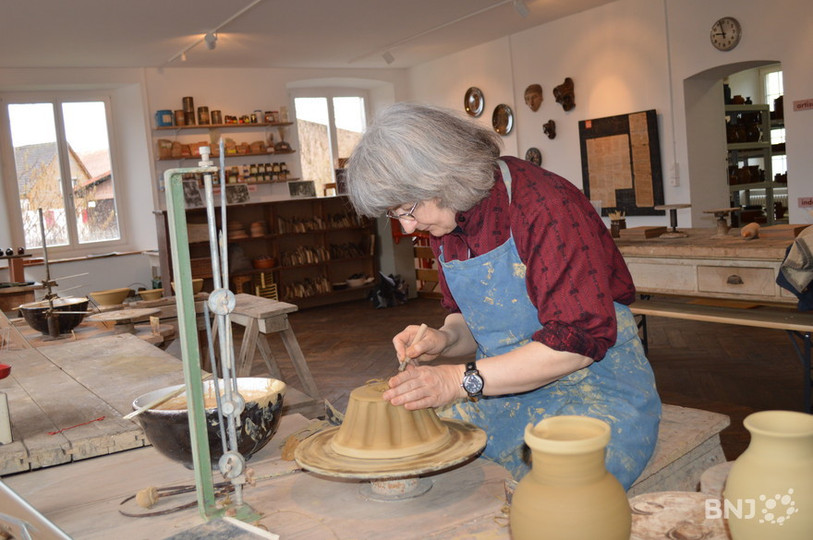 Croquée ici dans le Musée de la poterie à Bonfol, la potière Felicitas Holzgang œuvre comme une passionnée. (photo : archives)