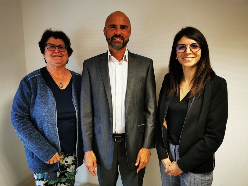 De gauche à droite : Béatrice Kottelat, Vice-Présidente, Ian Hennin, futur directeur, et Elodie Gigandet, Présidente de la Fondation aide et soins à domicile Jura (Photo : FAS)