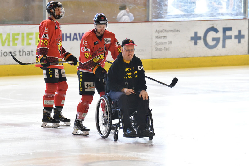 David Gisiger, ici accompagné de Nicolas Boillat, pour donner le coup d'envoi d'un match (photo : archives Georges Henz).