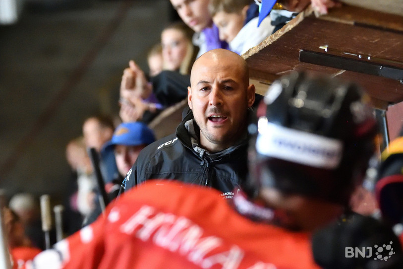 Michaël Röthenmund et ses joueurs ont pris les devants dans la série contre Sion. (photo : archives/Georges Henz).
