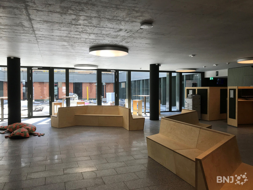 La nouvelle entrée du bureau d'aide sociale est composé d'espaces d'attentes, d'ordinateurs à disposition et un coin pour les enfants.