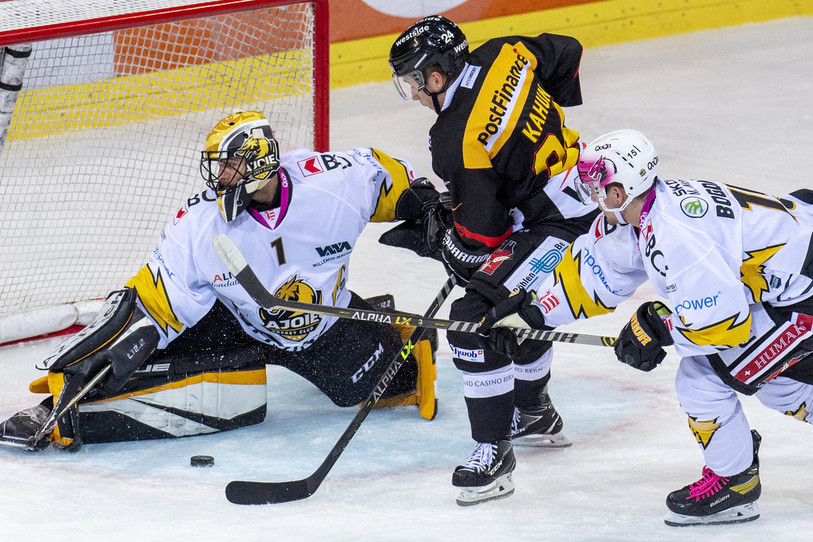 Le Bernois Dominik Kahun sème la pagaille dans l'arrière-garde du HC Ajoie et se faufile entre Lou Bogdanoff et le gardien Tim Wolf (photo : KEYSTONE/Marcel Bieri).