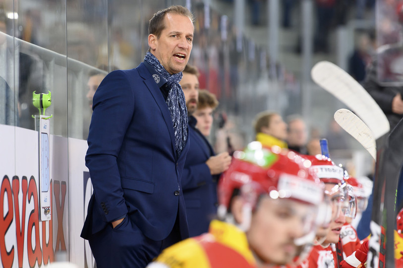 Soirée difficile pour Antti Törmänen et le HC Bienne (photo : archives/KEYSTONE/Anthony Anex).