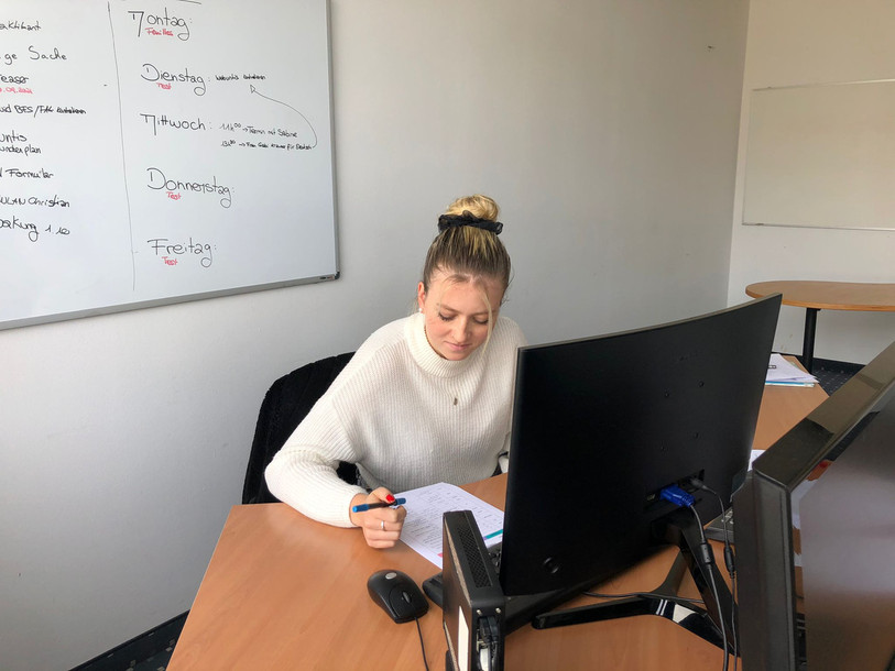 Maeva Glück a pris ses marques dans les bureaux munichois qu'elle occupe depuis quelques semaines. (Photo : Maeva Glück).