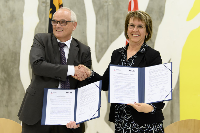 Le conseiller d'Etat bernois Pierre Alain Schnegg et la présidente du Gouvernement jurassien Nathalie Barthoulot ont paraphé le document qui fixera les modalités du transfert de la ville de Moutier dans le Jura. (photo : KEYSTONE/Anthony Anex)