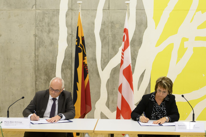 Le moment solennel de la signature. (photo : KEYSTONE/Anthony Anex)