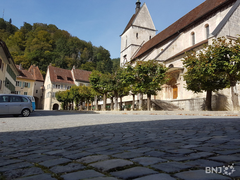 Les rues de la vieille ville de St-Ursanne, ici devant la Collégiale, ont été entièrement repavées.
