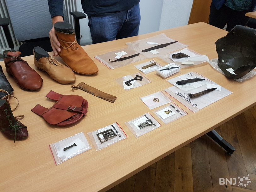 Quelques objets découverts lors des fouilles, les souliers en cuir étant des reconstitutions.