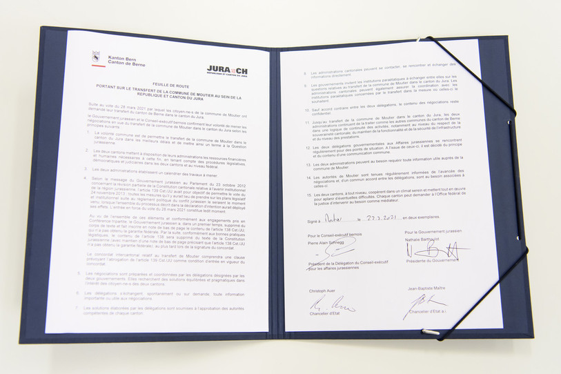 La Feuille de route avec les signatures de Pierre Alain Schnegg, Conseiller d'Etat du canton de Berne, président de la DAJ BE, Nathalie Barthoulot, Présidente du Gouvernement Jurassien, présidente de la DAJ JU, Christoph Auer, Chancelier d'Etat du canton de Berne, et Jean-Baptiste Maitre, Chancelier de la République et Canton du Jura. (Photo : KEYSTONE / Anthony Anex).