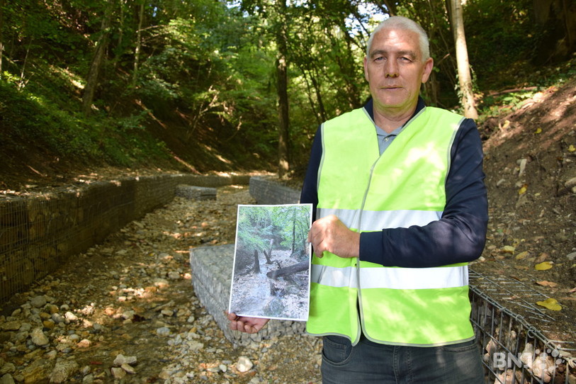 L'ingénieur communal de la Ville de Neuchâtel, Antoine Benacloche, montre ce à quoi ressemblait le Ruz Chatru avant les aménagements. De nombreux alluvions s'invitaient dans le lit du ruisseau.