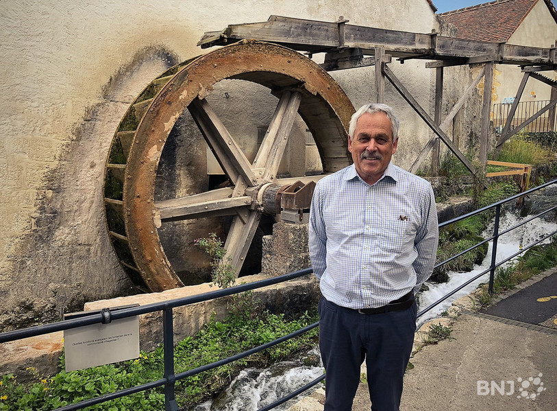 Claude Guinand, le conseiller communal en charge du dossier, pose devant la roue à l'arrêt