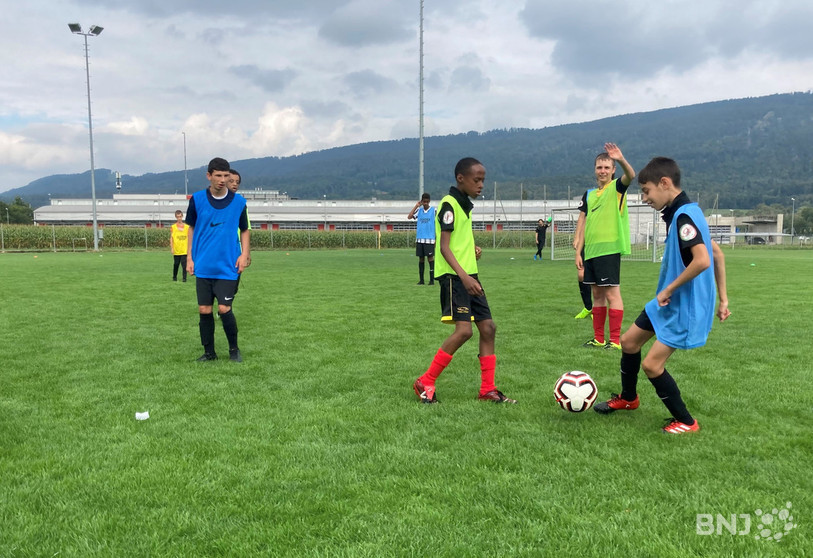 Les SR Delémont Young Stars à l'entraînement sur un terrain des Prés-Roses.
