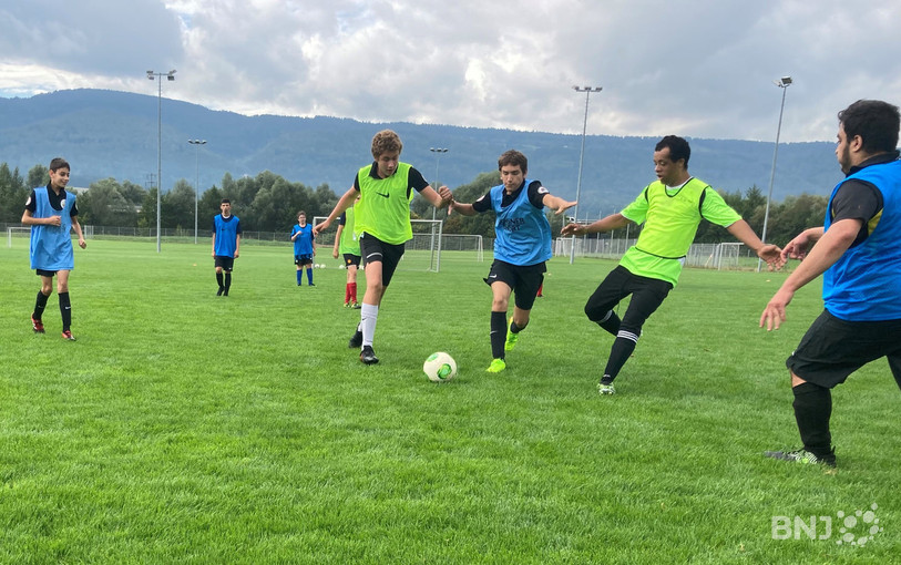 On se dispute le ballon pour filer au but.