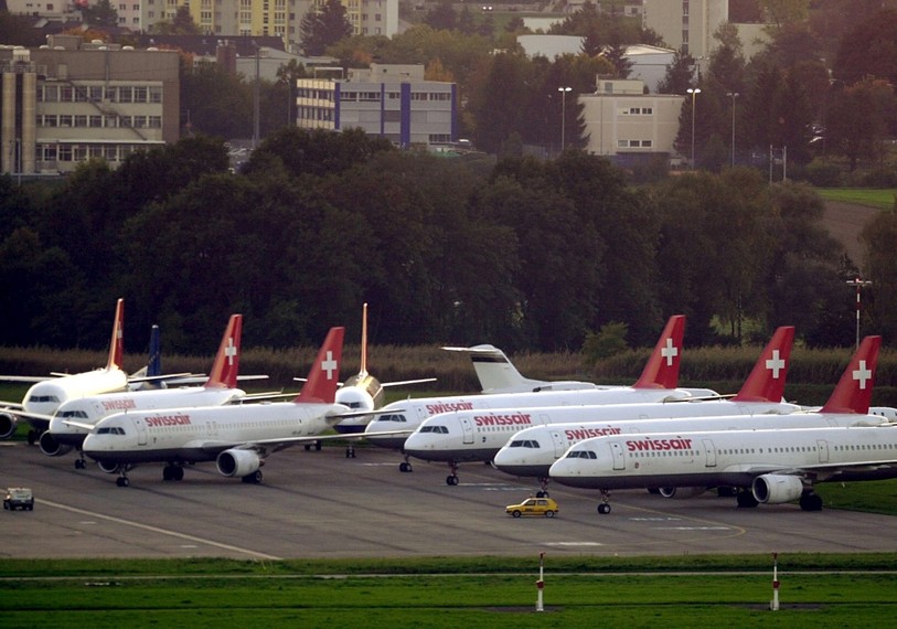 Des avions de Swissair sont cloués au sol à l’aéroport de Zurich – Kloten le 2 octobre 2001. (Photo : archives KEYSTONE / Steffen Schmidt).
