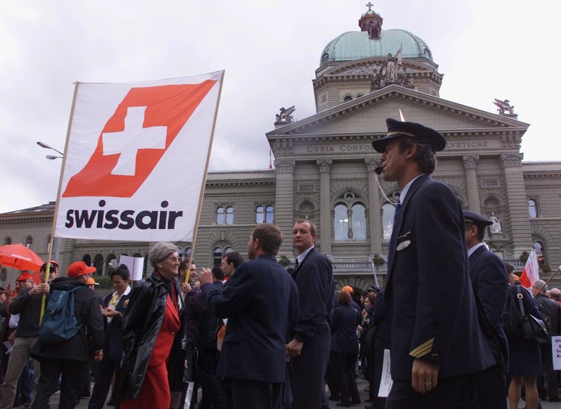 Environ 5'000 employés de Swissair protestent contre la fermeture de la compagnie aérienne nationale. (Photo : archives KEYSTONE / Alessandro Della Valle).