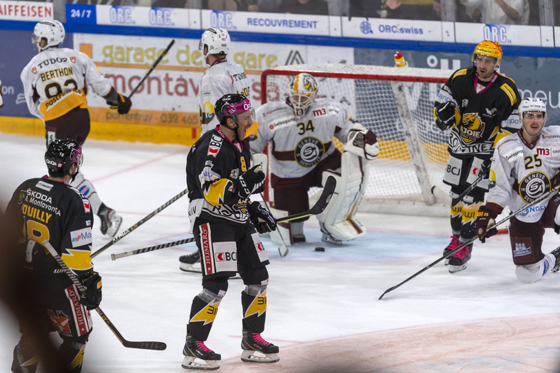 La hargne de Philip-Michaël Devos au moment où il inscrit son premier but de la saison et permet à Ajoie de revenir à une longueur de Genève. (photo : KEYSTONE/GEORGIOS KEFALAS)
