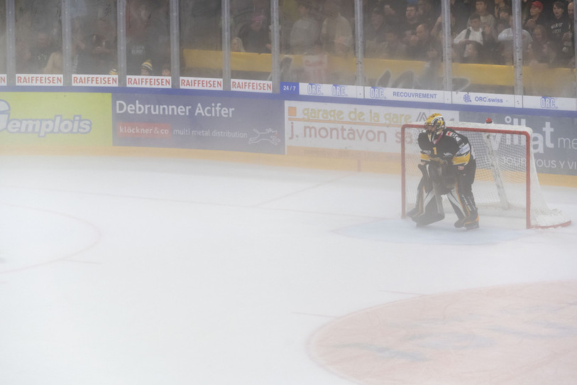 Le gardien du HC Ajoie Tim Wolf dans le brouillard de Porrentruy. (photo : KEYSTONE/GEORGIOS KEFALAS)