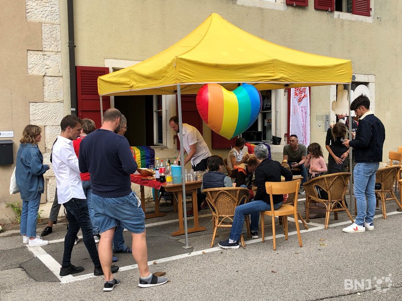 Devant le local de Juragai à Delémont, l'ambiance était à la fête.