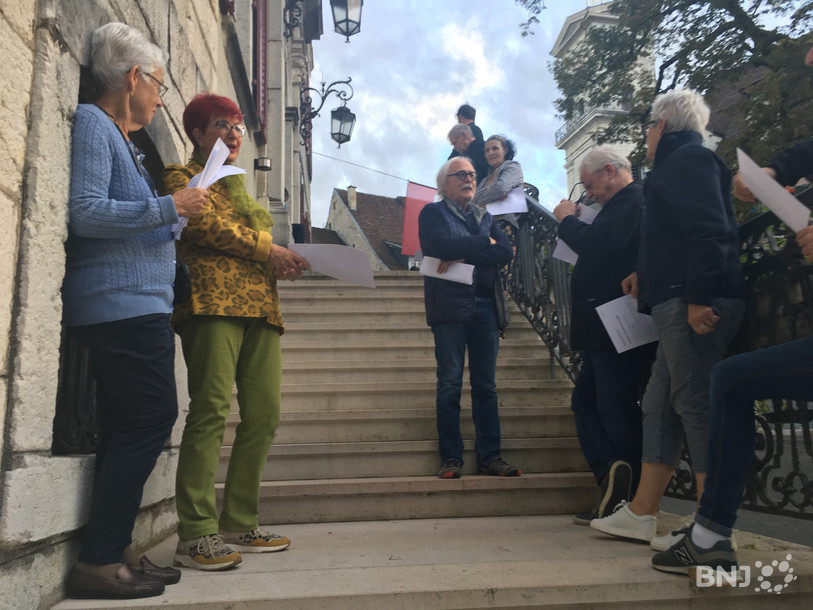 Des habitants de la vieille ville de Delémont ont accueillis les élus du législatif sur les marches de l'Hôtel de ville.