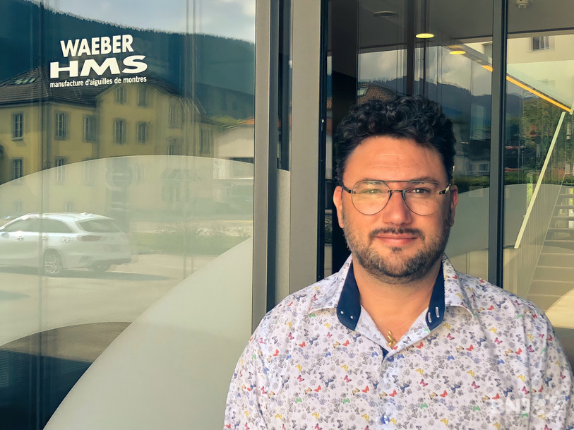 Laurent Waeber devant la porte de l'entreprise.