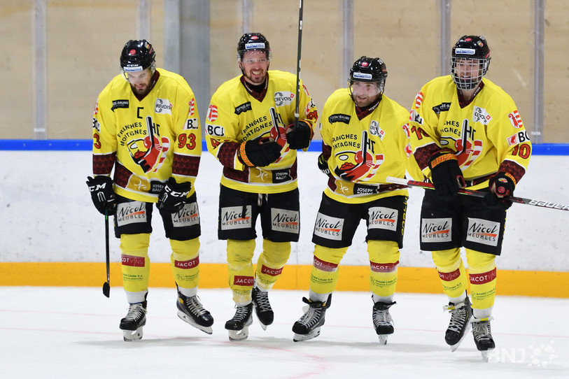 La joie du HC Franches-Montagnes avec (de gauche à droite) Cyril Taillard, Nicolas Boillat, Laurent Emery et Nathan Guichard (photo : archives Georges Henz).