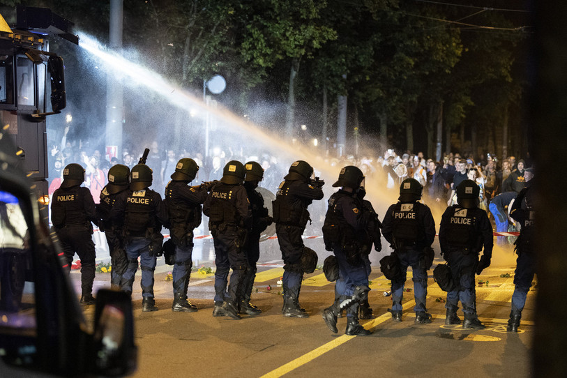Lors des manifestations anti certificat jeudi passé, la police a fait usage de canons à eau et de balles en caoutchouc. (Photo :KEYSTONE/Peter Schneider)