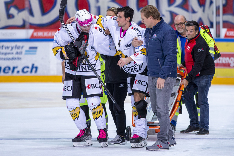 L'attaquant du HC Ajoie Jonathan Hazen a dû être soutenu pour quitter la glace de Rapperswil mardi soir (photo : KEYSTONE/Patrick B. Kraemer).