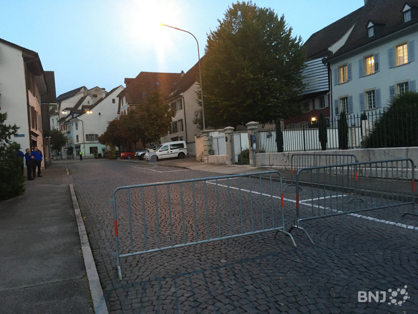La rue de l'Hôpital, pour sa partie située devant l'Hôtel du Parlement, a notamment été fermée à la circulation.
