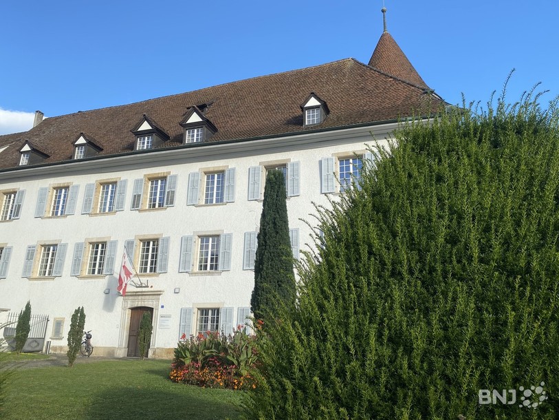 Le Gouvernement soumet un message au Parlement jurassien concernant la surveillance des fondations classiques de droit privé .